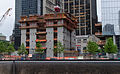 Baustelle des Three World Trade Centers im Mai 2012, mittig deutlich erkennbar der Betonkern, davor ist ein Teil der 9/11-Gedenkstätte zu sehen