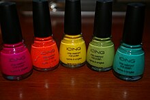 Cinq flacons de vernis à ongles colorés