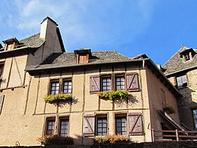 Une maison fleurie du village.