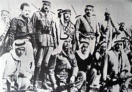 عبد القادر الحسيني وسط المجاهدين (فبراير 1948).