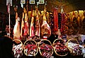 Sertéshúskészítmények egy barcelonai piacon