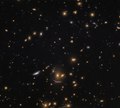 Στο σμήνος SDSS J0952+3434 ο κατώτερος τοξοειδής γαλαξίας έχει το χαρακτηριστικό σχήμα ειδώλου από βαρυτική εστίαση.[35]