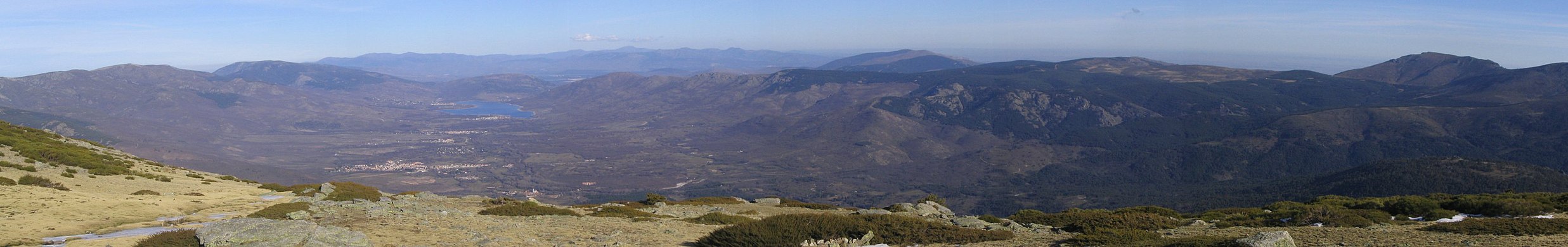 Español: Vista panorámica del Valle del Lozoya y Rascafría, perteneciente a la Sierra de Guadarrama (España). Deutsch: Das Lozoya-Tal und Rascafría von der Sierra de Guadarrama aus