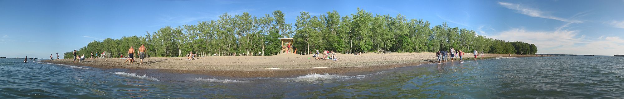 Widok z jeziora Erie na plażę nr 6 w Parku stanowym Presque Isle