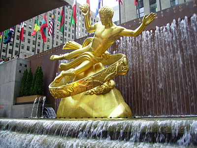 Paul Manship Prométheusz bronz szobra a Rockefeller Centerben, a klasszikus hatások stilizált átvételének példája (1934)