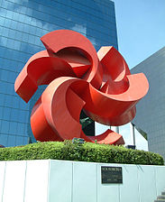 Escultura del sol del logo de Elektra en el corporativo de Grupo Salinas, Ciudad de México.