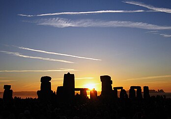 Lever de soleil sur Stonehenge (Angleterre) photographié le 21 juin 2005, jour du solstice d'été. (définition réelle 1 224 × 854*)