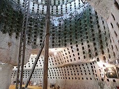 Intérieur du pigeonnier troglodytique.