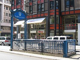 Toegang tot station Französische Straße op de middenberm van de Friedrichstraße