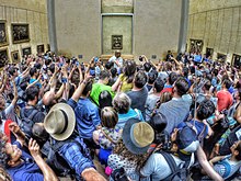 Visiteurs du Louvre se pressant devant La Joconde en juillet 2015.