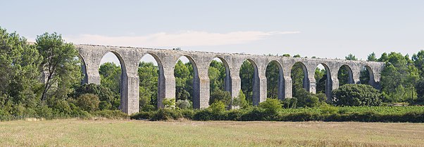 Aqueduc alimentant le château de Castries.