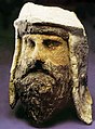 Сделанная из глины и алебастра голова зороастрийского священника, носящего отличительный головной убор бактрийского стиля, Тахти-Сангин, Таджикистан, III-II вв. до н. э.