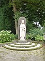 Christus koningbeeld na herplaatsing bij de kerk aan de Oude Kleefsebaan.