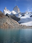 Vista del Fitz Roy, en Argentina, con cumbres aceradas que dominan un glaciar y un lago