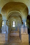 Jouarre (77), crypte St-Paul, vue vers l'est entre les tombeaux de sainte Telchilde et de Mode.jpg