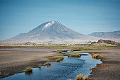 L'Ol Doinyo Lengaï vu depuis le lac Natron.