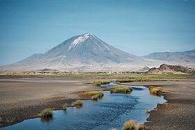 L'Ol Doinyo Lengaï vu depuis le lac Natron.