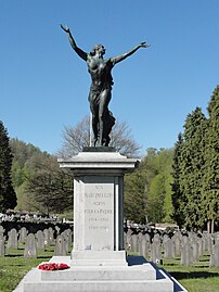 Cimetière, carré militaire : « La Belgique délivrée » par Léon Van den Houten, inauguré le 21 juillet 1922.