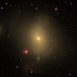 Panorama av M85 och SDSS DR14