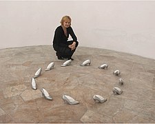 Orshi Drozdik en una de sus exposiciones