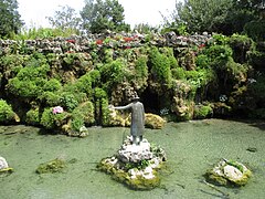 Cascade de rocaille et L'Homme aux oiseaux de Jean-Michel Folon.