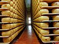 Ystafell aeddfedu mewn ffatri Parmigiano-Reggiano