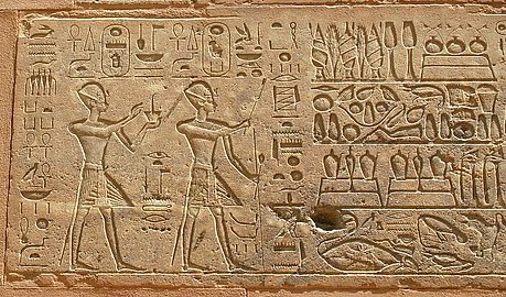 De machtsverhouding is hier duidelijk te zien: Hasjepsoet voorop (rechts) en Thoetmosis III volgend (links) Rode kapel, Karnak