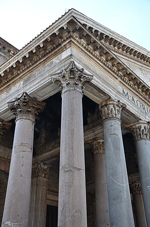 Columnas corintias del Panteón (Roma), c. 114-124, que proporcionaron un modelo destacado para los arquitectos renacentistas y posteriores.