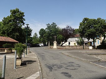 Rue principale avec croix de carrefour.