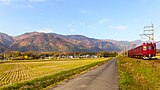 Streckenabschnitt bei Kaizu, links das Yōrō-Gebirge