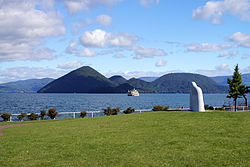 Pemandangan di tepi Danau Tōya