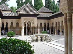 Один з двориків Альгамбри