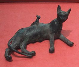 Patung gangsa seekor kucing dan anak kucing Mesir Purba.