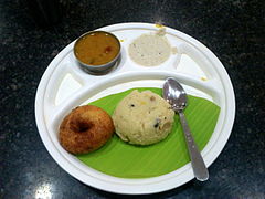 Sarapan liyane sing umum: medu vada, pongal, sambar lan chutney klapa