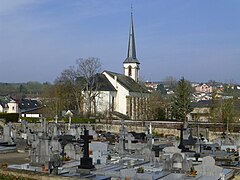 Vue sur l'église depuis le cimetière.