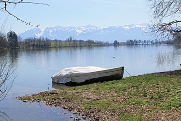 Le niveau du lac, ici élevé, peut considérablement varier (avril 2013).