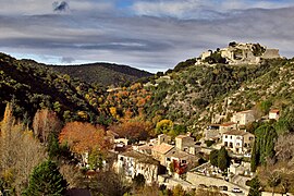 Les hautes-Corbières à l'automne. Vue sur le village de Termes.jpg