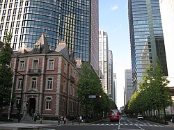 小説中、大塚弁護士の事務所が所在する設定とされる、東京・丸の内二丁目の一角[注 1]。