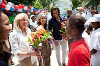 Jill Biden és Michelle Obama találkozik Haiti first ladyjével, Elisabeth Delatour Préval-lal Port-au-Prince-ben, három hónappal a 2010-es pusztító haiti földrengés után