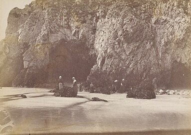 Les petites grottes de Morgat en 1885 (photographie d'Armand Peugeot).