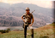 Agente de policía en una zona rural montañosa a inicios de los 80