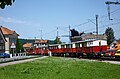 Ein Zug – bestehend aus einem Triebwagen, einem Velowagen und drei Sommerwagen – bei der Ausfahrt aus dem Endbahnhof Heiden