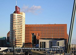 Bâtiment de l'administration fiscale et palais de justice.