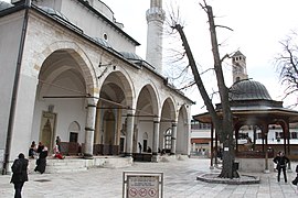Mezquita Gazi Husrev-beg con la torre del reloj adosada en Baščaršija en la Ciudad Vieja