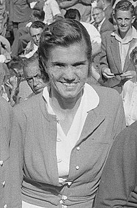 Shirley Fry Irvin 1953 (cropped).jpg