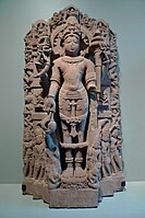 Típica estatua medieval que representa a Vishnu en bipedestación (950–1150).