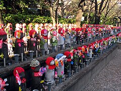 Jizō-Statuen am Tempel