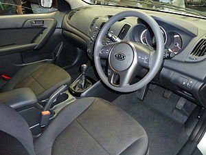 2010_Kia_Cerato_(TD_MY11)_Si_hatchback_(2010-10-16)_02