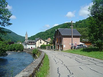 Le village au bord de l’Arac.