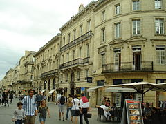 Balcon semi-filant à la hauteur du premier étage, et balcons isolés successifs donnant l'aspect de balcons filants, hôtel cours de l'Intendance à Bordeaux.